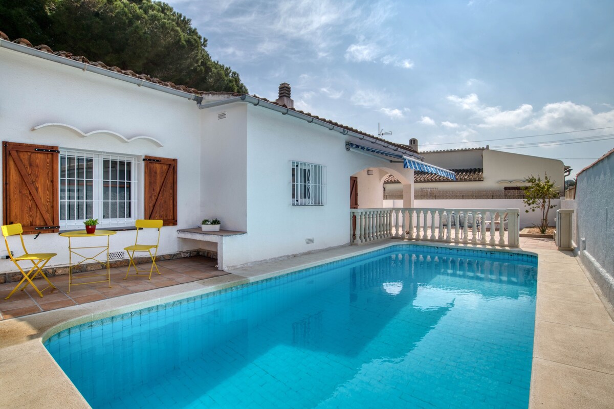 Lovely house with private pool close to the beach