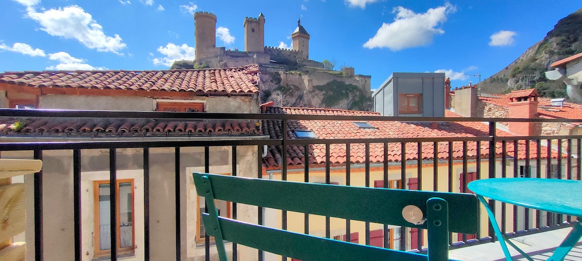 带阳台的舒适单间公寓，可欣赏城堡美景