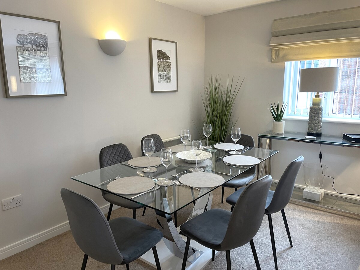 Central Wilmslow, 3 bedrooms, Wi-Fi & parking