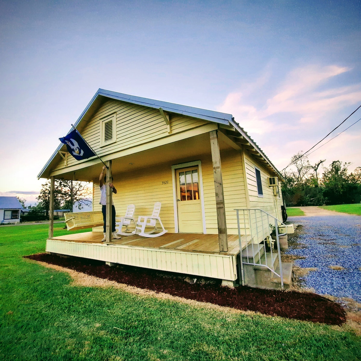 Antebellum home located 11 miles from the Airport.