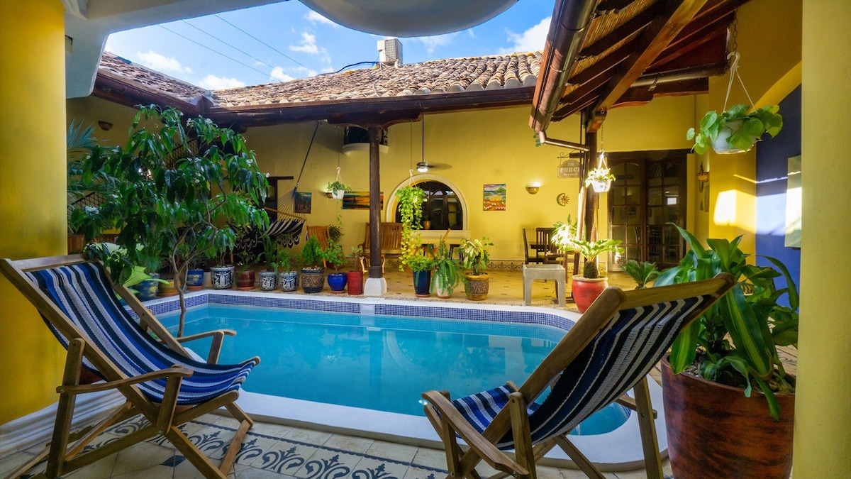 格拉纳达历史悠久的房子，游泳池和舒适