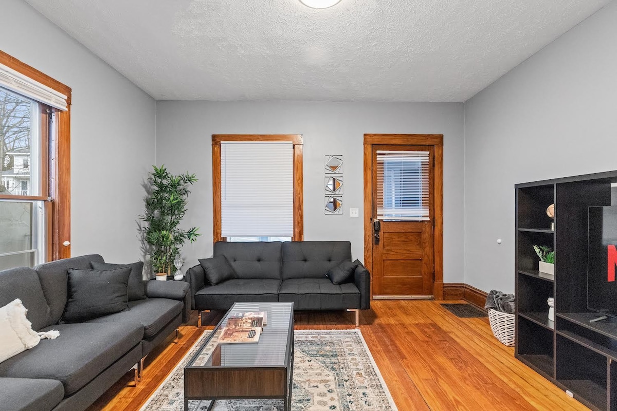 Stylish Home Near Heart Of Downtown - Sleeps 8