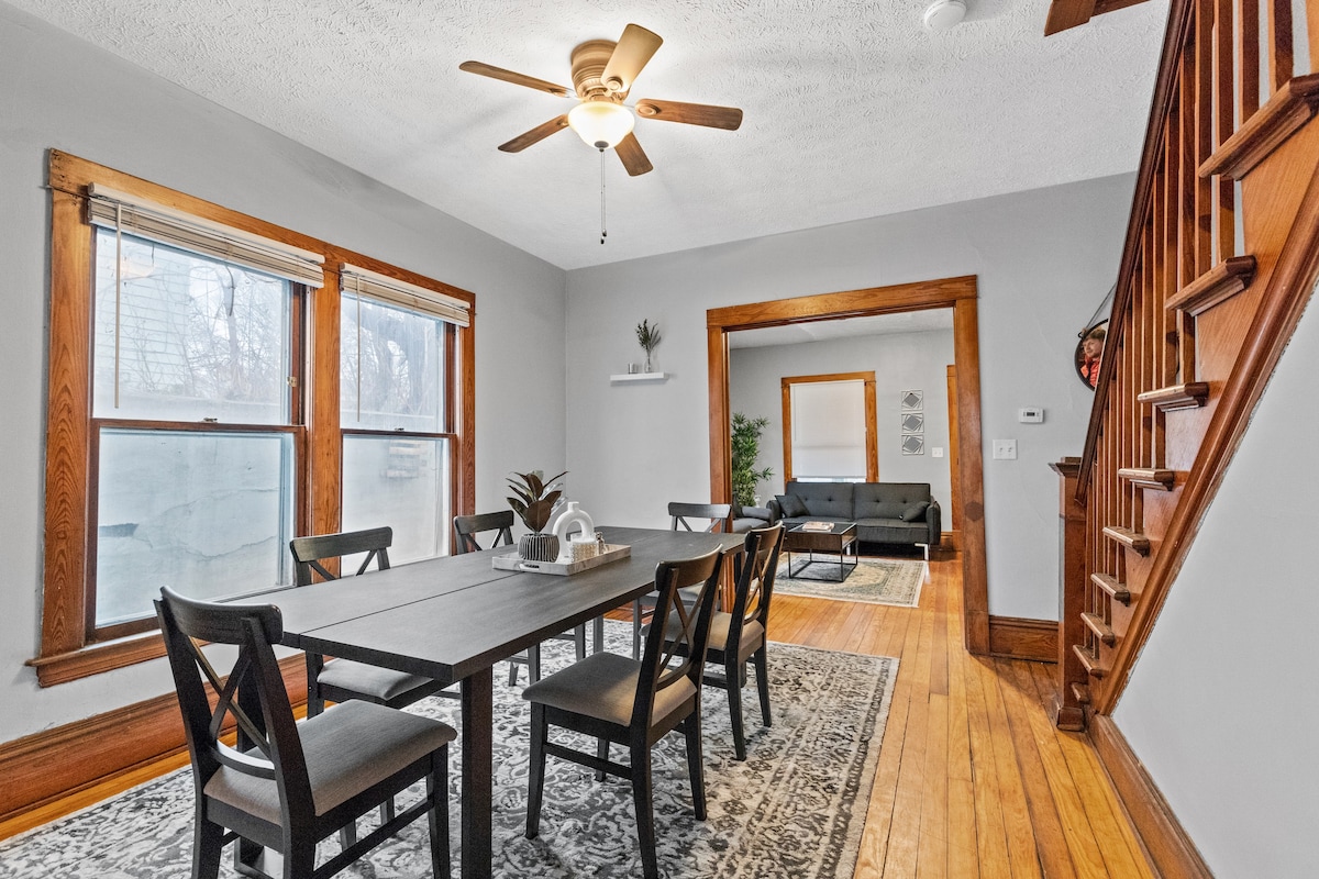 Stylish Home Near Heart Of Downtown - Sleeps 8