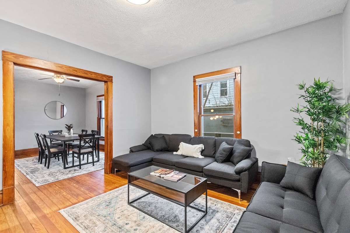 Stylish Home Near Heart Of Downtown - Sleeps 8