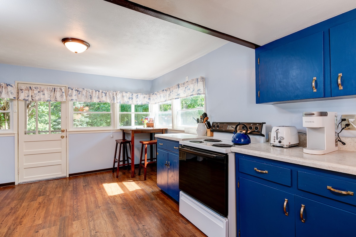 Honeysuckle Cottage with Mountain Views