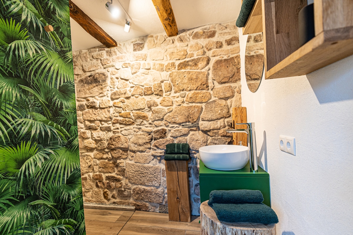 Loft mit 2 Schlafzimmern und Bruchsteinwand-Dusche