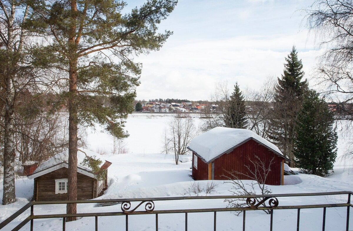 Stort hus med utsikt mot älven