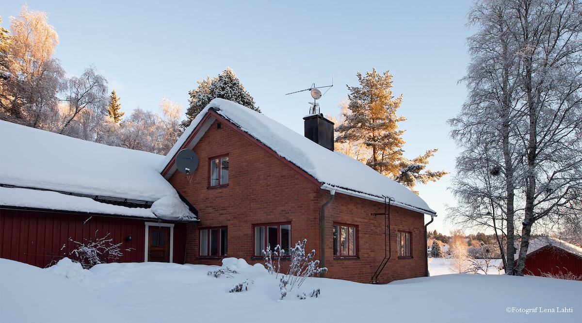 Stort hus med utsikt mot älven