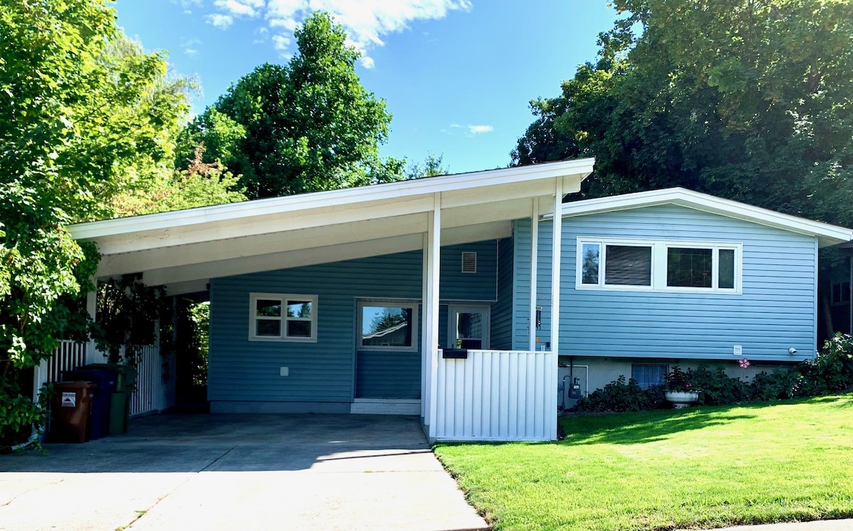 Mid-Century Retreat w Stream & Level 2 EV Charger