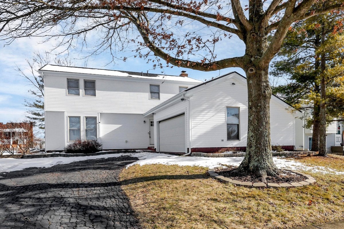 Stylish 5BR Designer Home w/ Deck & Hot Tub