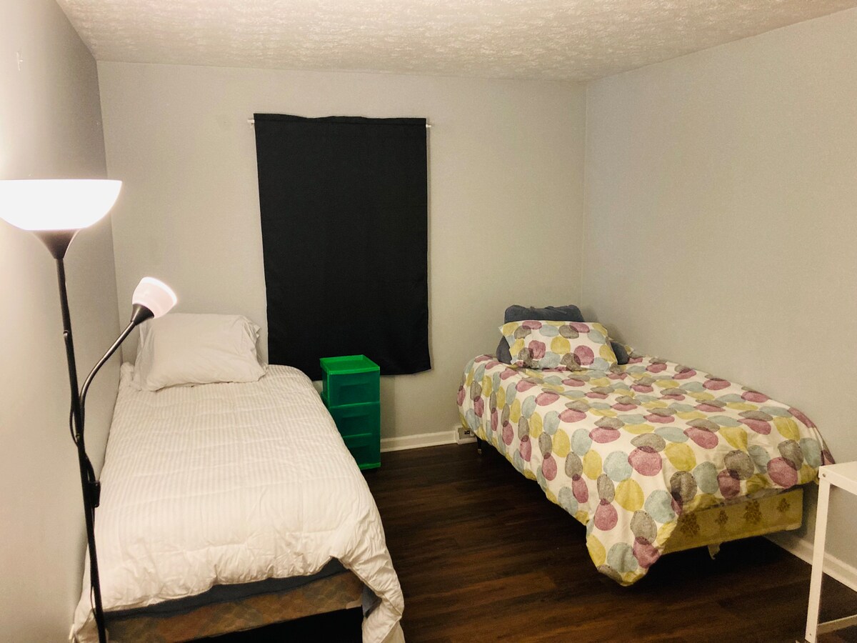 1 twin bed & shared bathroom upstairs!