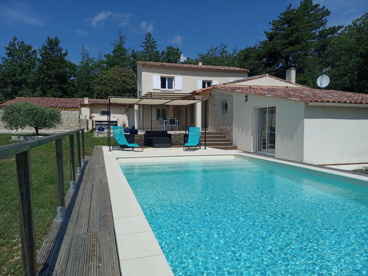 Villa avec piscine au calme dans le Lubéron