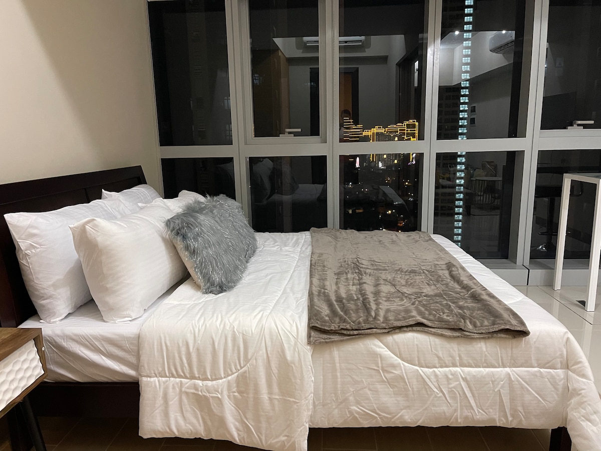 Executive Luxe 1BR Suite in Uptown Parksuites BGC