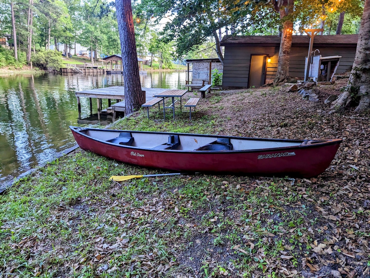 Catchin' 247 - lakefront, canoe, spa, outdoor bar!