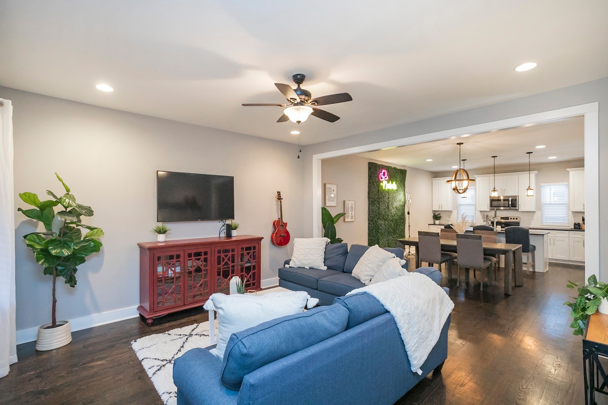 *Urban Charm near Broadway* 3 BR  | Sleeps 10