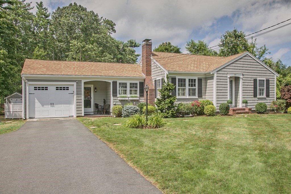 Stylish Seaside Home in Duxbury