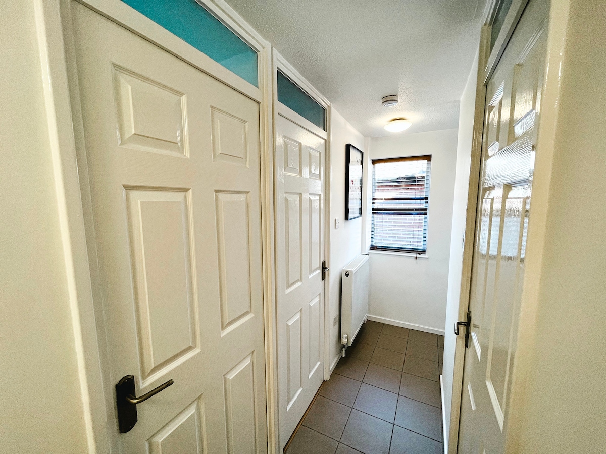 Entire Spacious Flat  Parking & Dressing Room