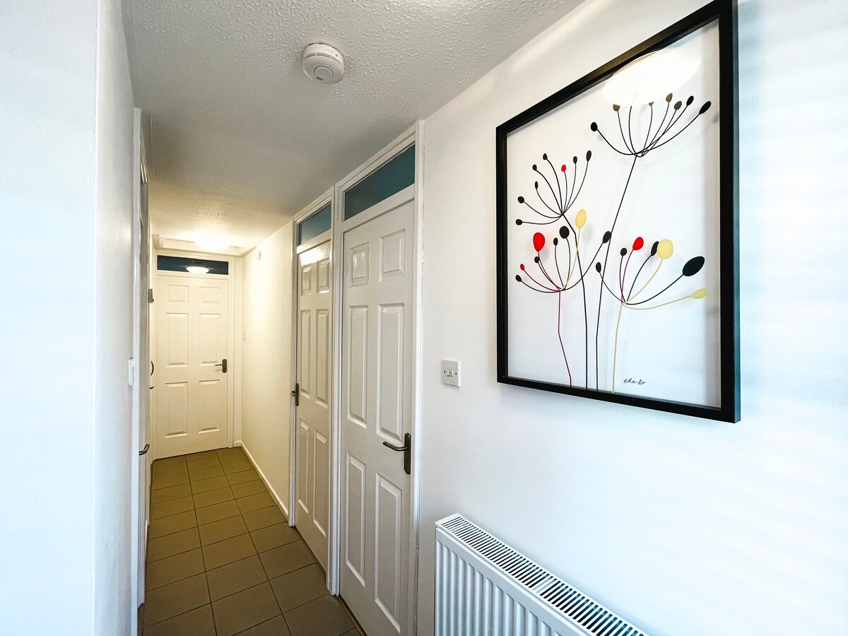 Entire Spacious Flat  Parking & Dressing Room