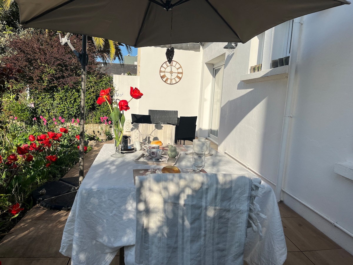 Maisonnette de ville, terrasse et stationnement