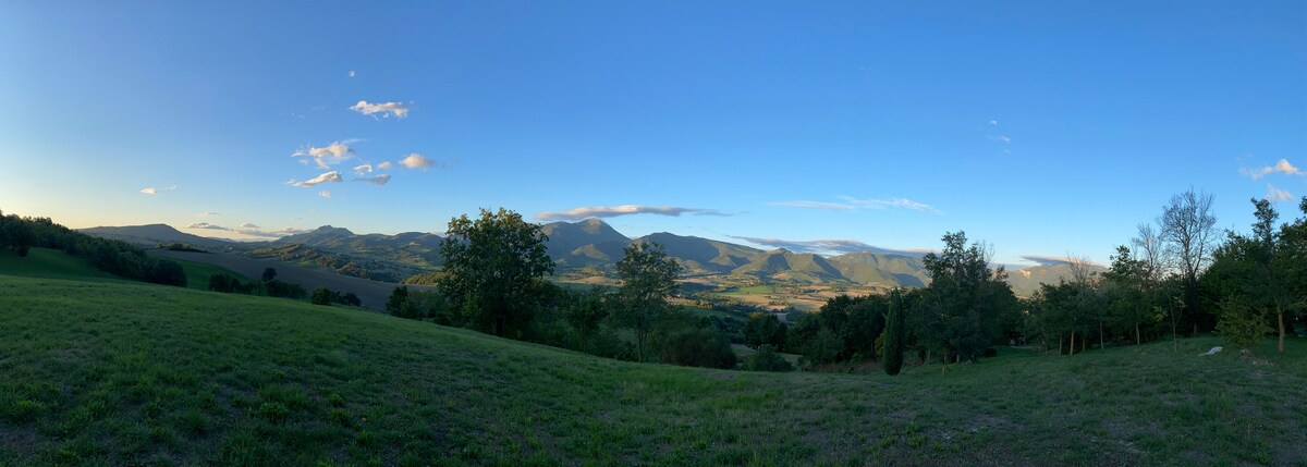 Intero Casale immerso nella quiete