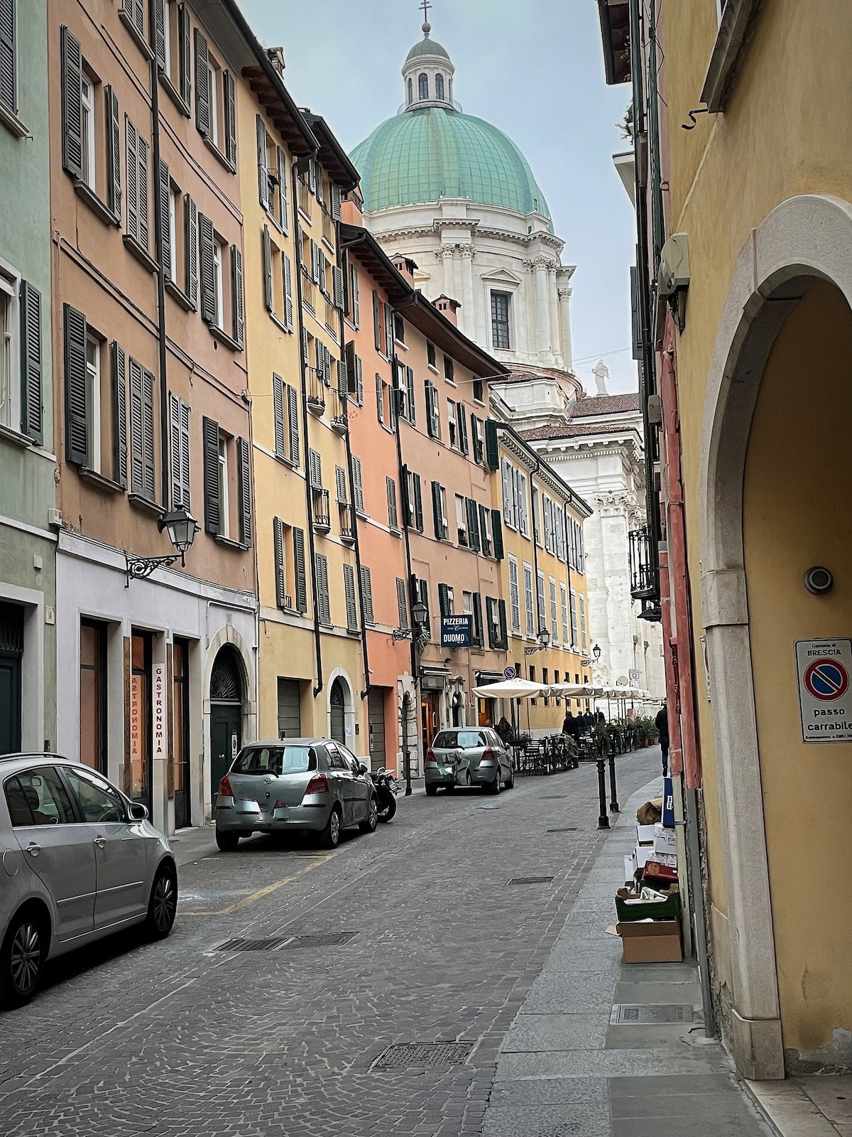 距离布雷西亚大教堂（ Duomo di Brescia ）仅几步之遥