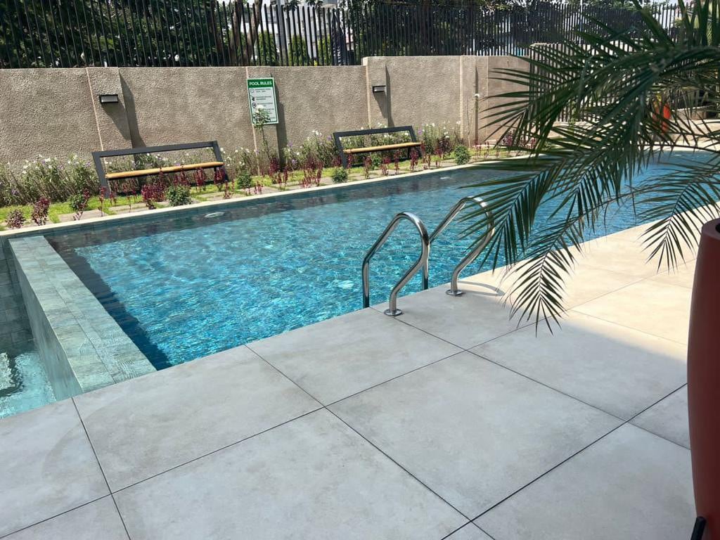 Modern Apt 15 min from Airport