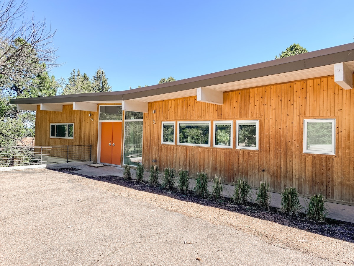 Midcentury Mountain Retreat | mins to Broadmoor