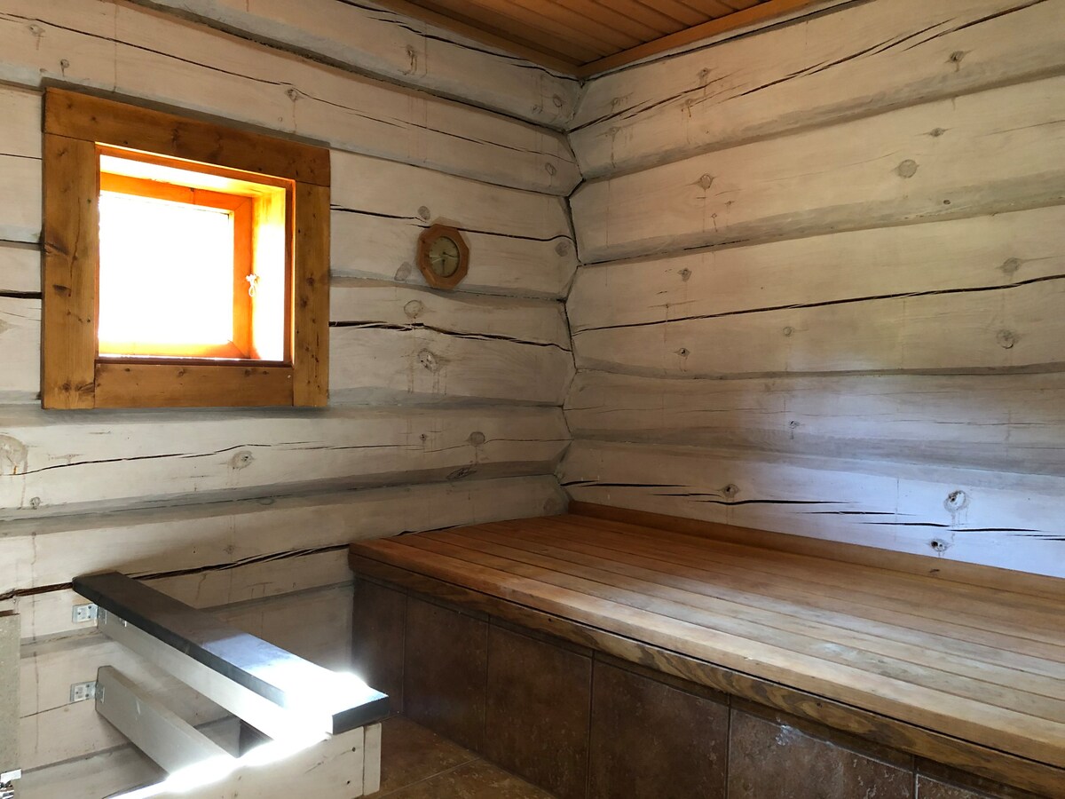 Holidayhouse with sauna and pond
