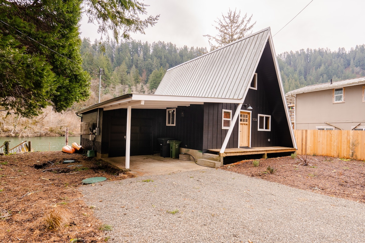 Riverfront Aframe w/Hot Tub - Crowfoot Cottage