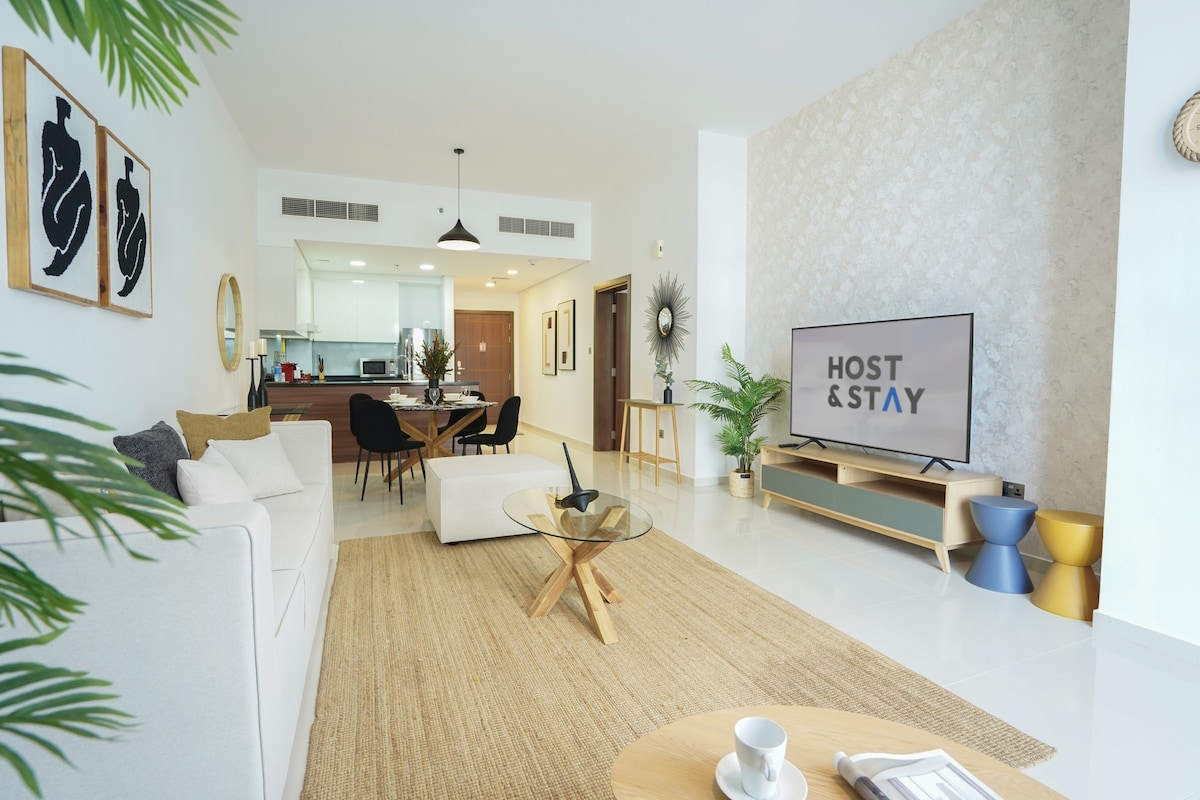 Comfy 1BR in Damac Hills | Host & Stay