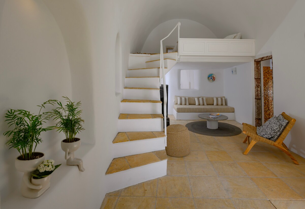 Odysseus Nano Oia Villa private hot tub
