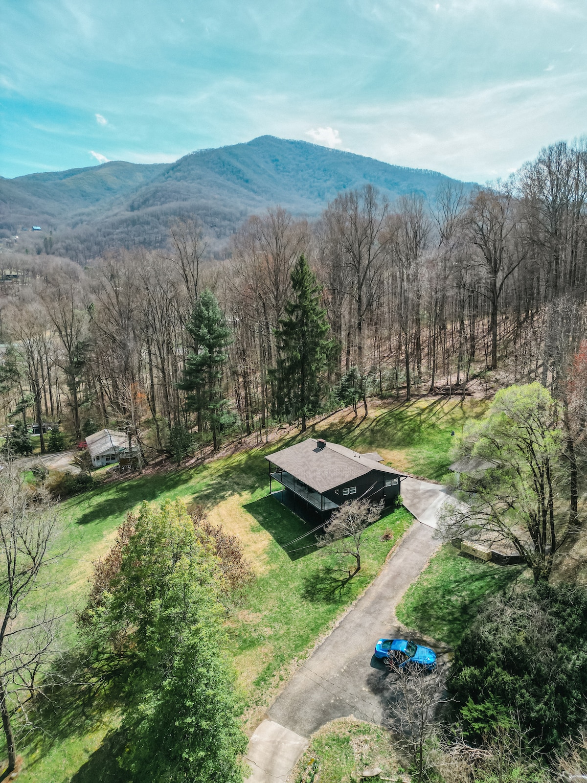 Midcentury Mtn Home, Central Location on 4.5 acres