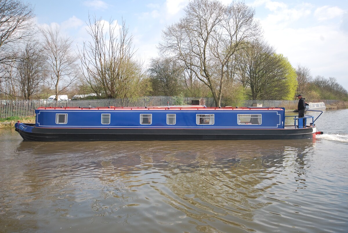 Floating Holidays, Courageous, Sleeps 6