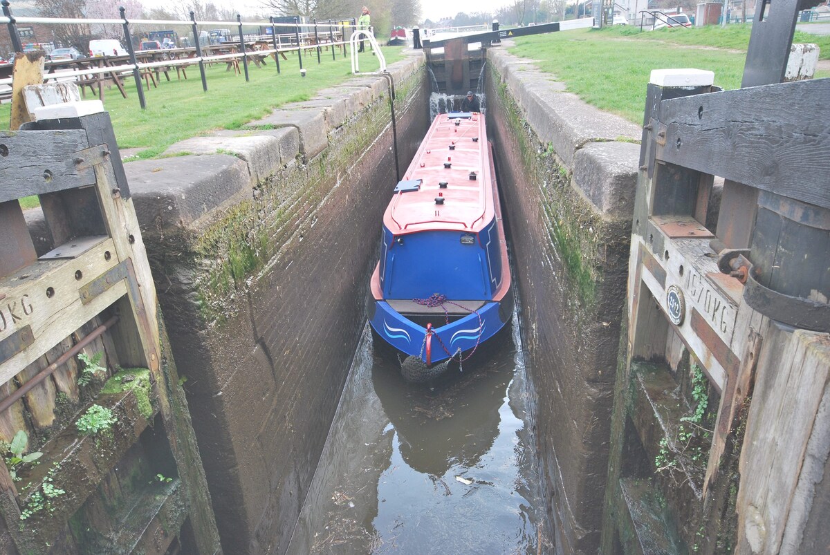 Floating Holidays, Courageous, Sleeps 6