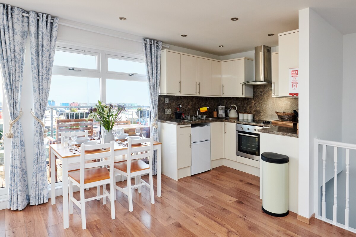Burghead harbour cottage with stunning sea views
