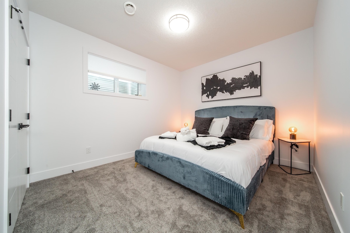 *NEW*Spacious 2BD|King Bed|Long Stays|YEG|Disney+