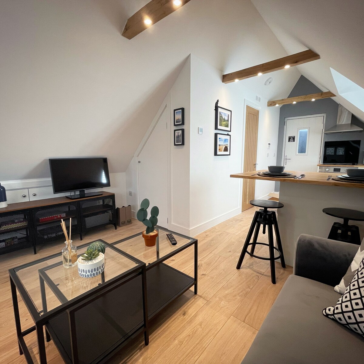 The Loft Hatch - King studio, kitchen, parking