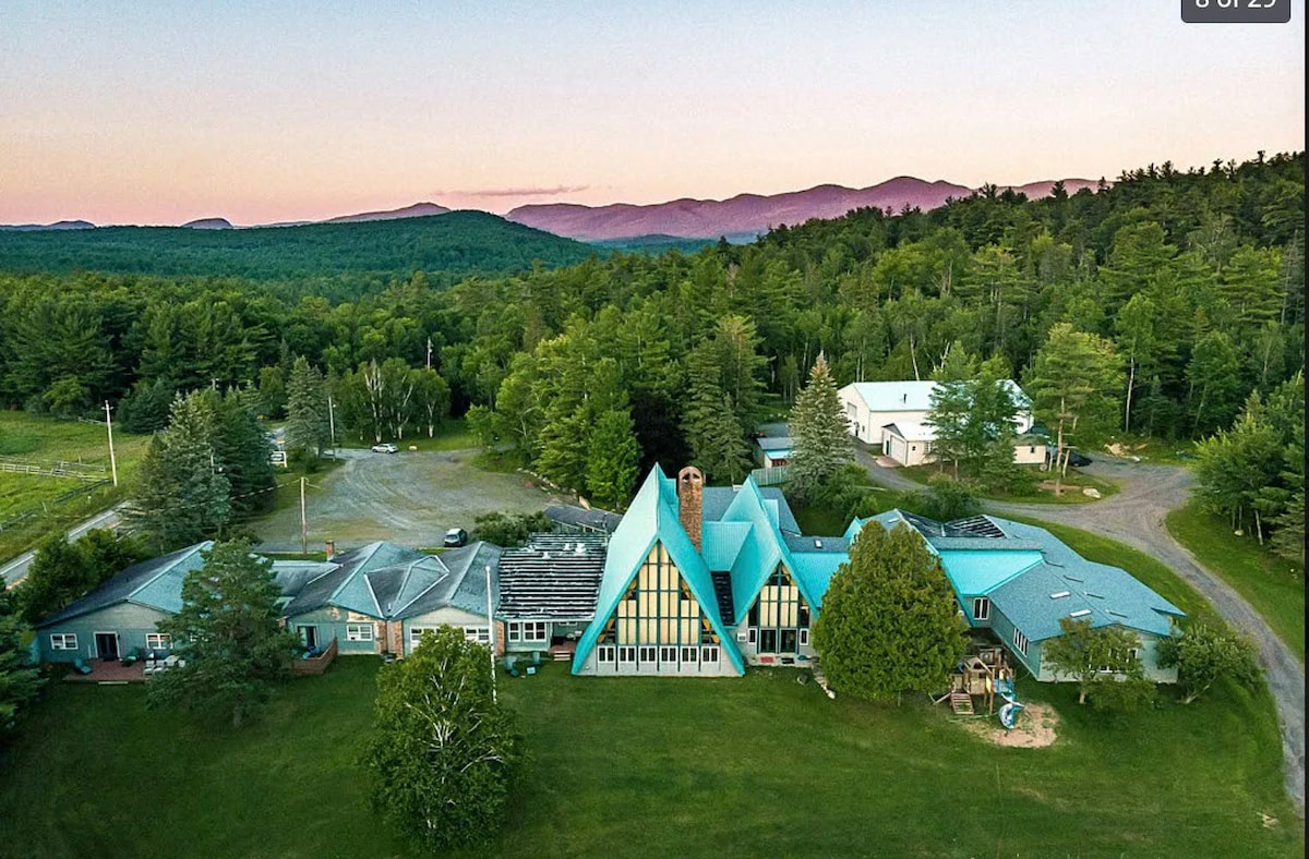 Historic Lodge King Room w/ Views on 2000-acre Mtn