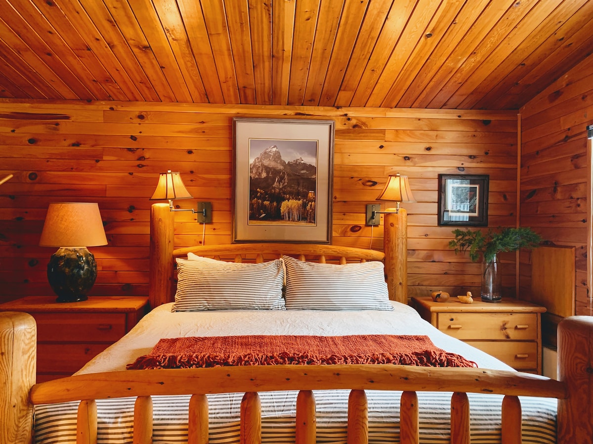 Historic Lodge Double Room on 2000-acre Mountain