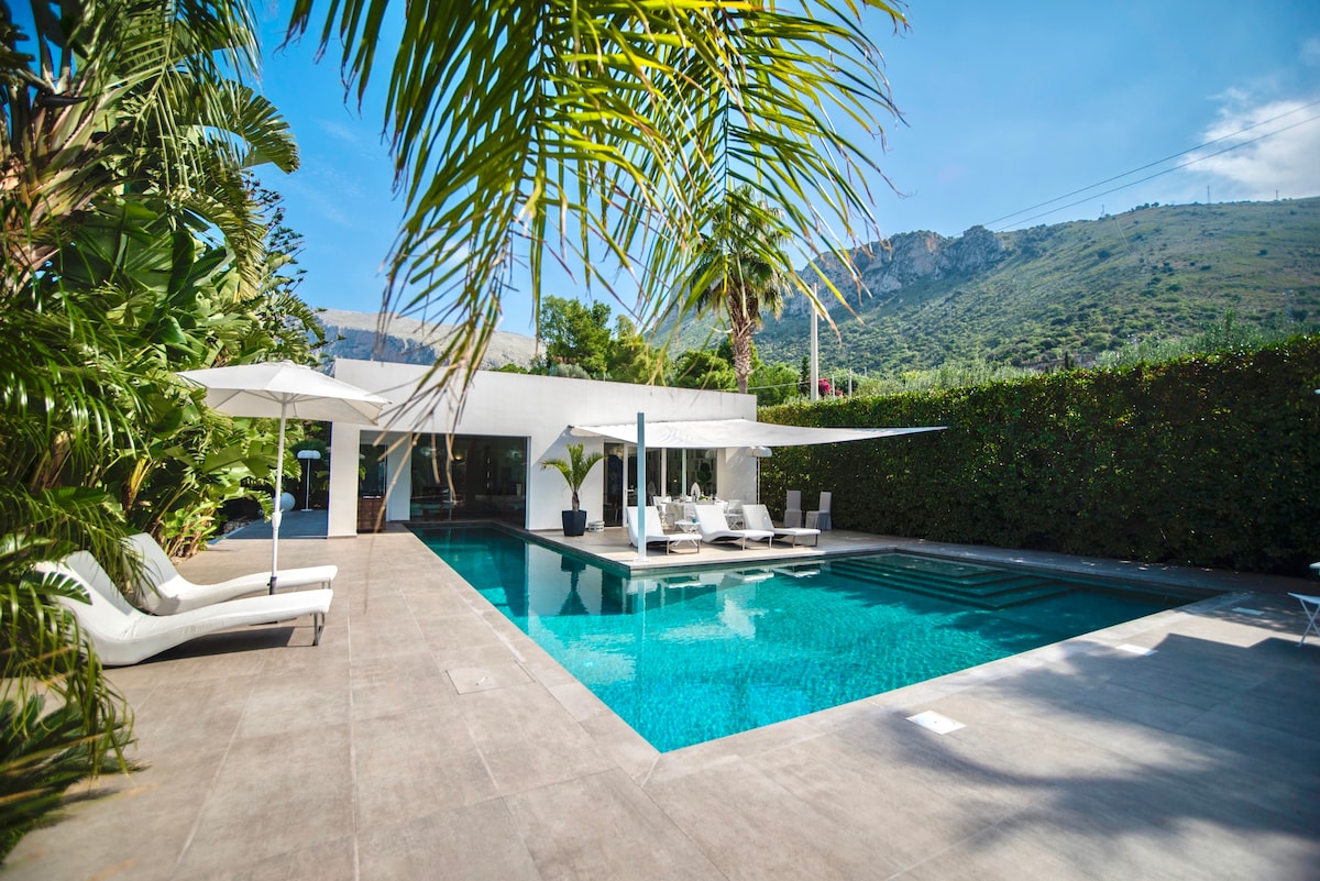 Moderna villa con piscina privata a Terrasini