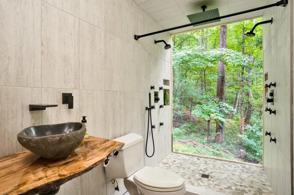 带全新热水浴缸的僻静森林小屋