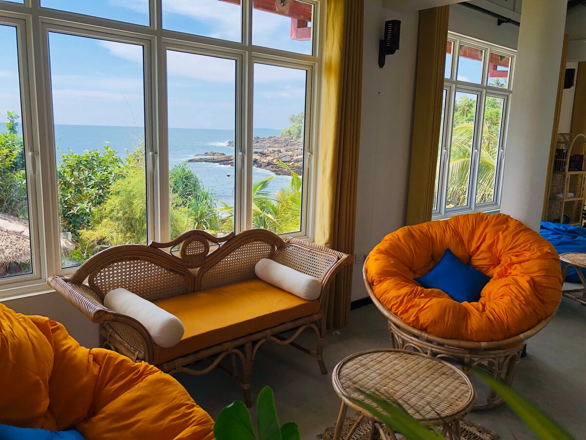 郁郁葱葱的私人顶层公寓，可欣赏海景和凉亭