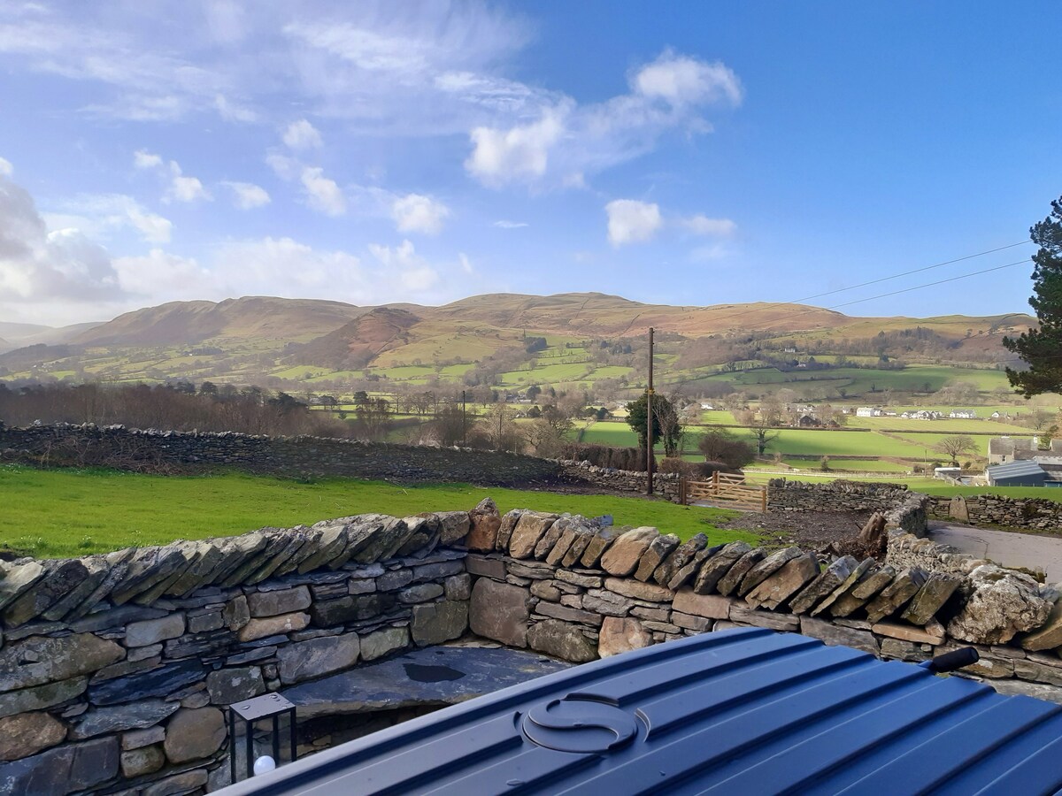 Lakes cottage with stunning view & private hot tub