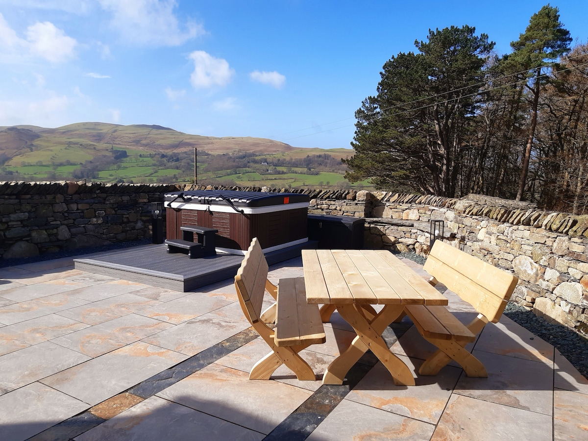 Lakes cottage with stunning view & private hot tub