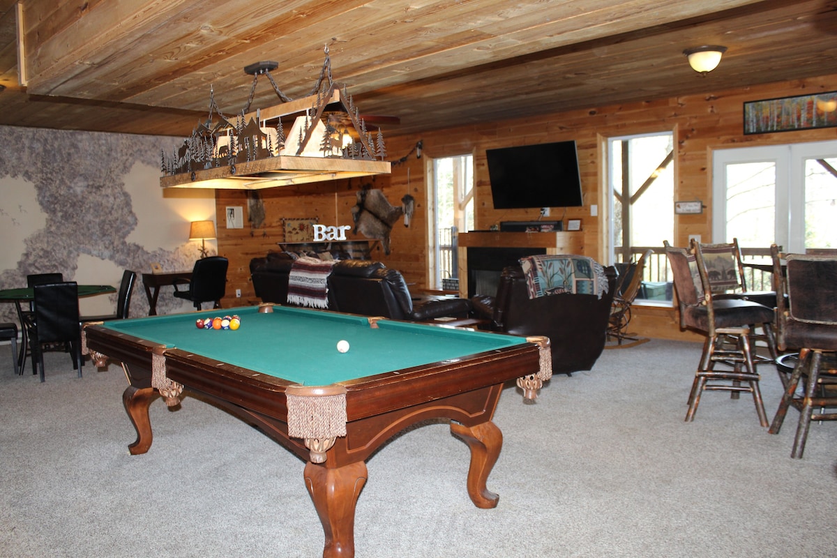Cabin with mountain view’s, hot tub, & game room.