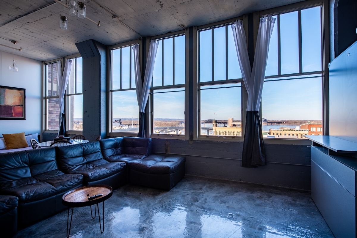 Downtown Duplex with Panoramic View (12 Beds)