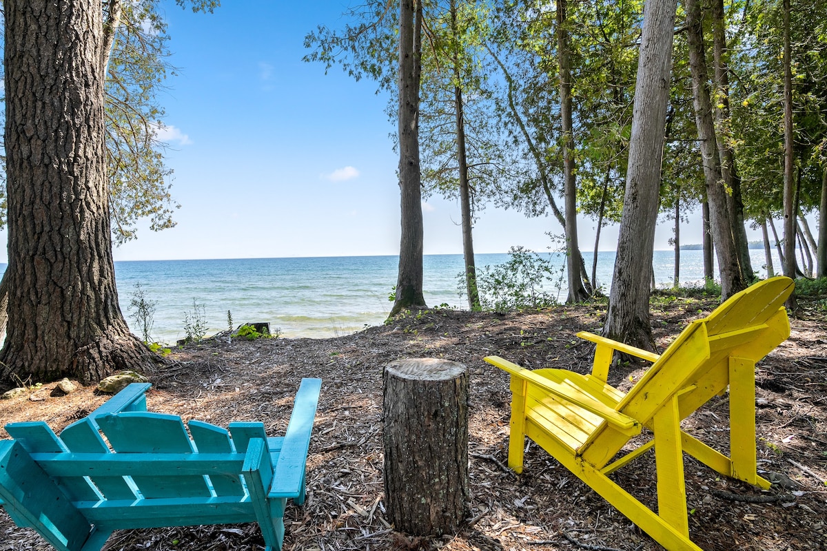 Quaint beachfront cottage by Cave Point Park