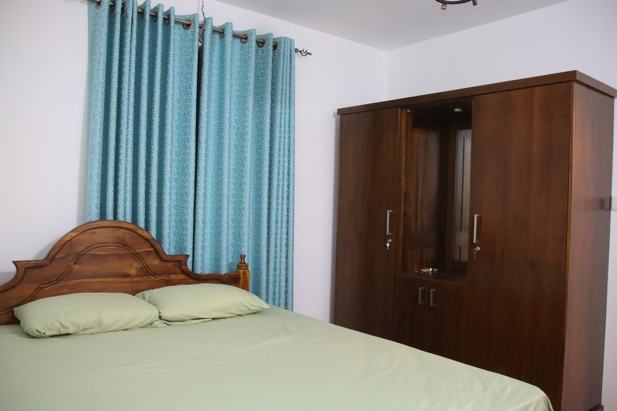 Four bedroom house with free parking in Nawala.