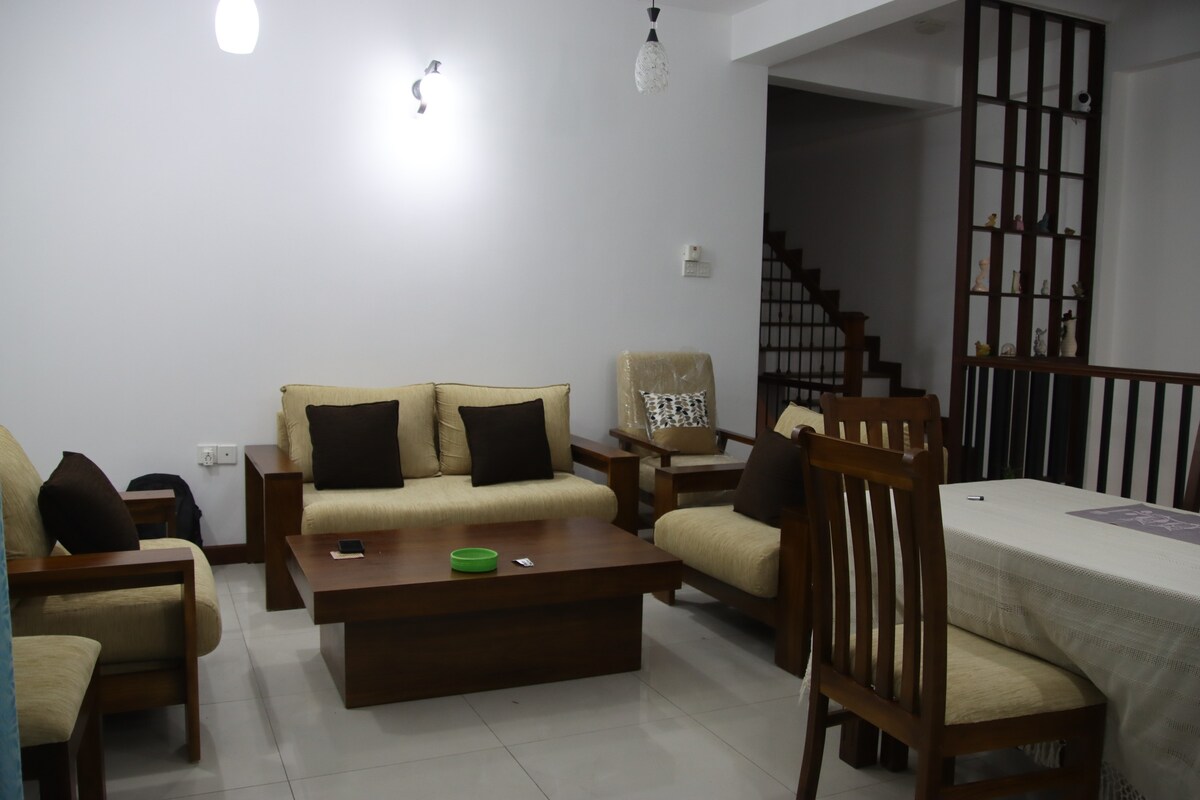 Four bedroom house with free parking in Nawala.