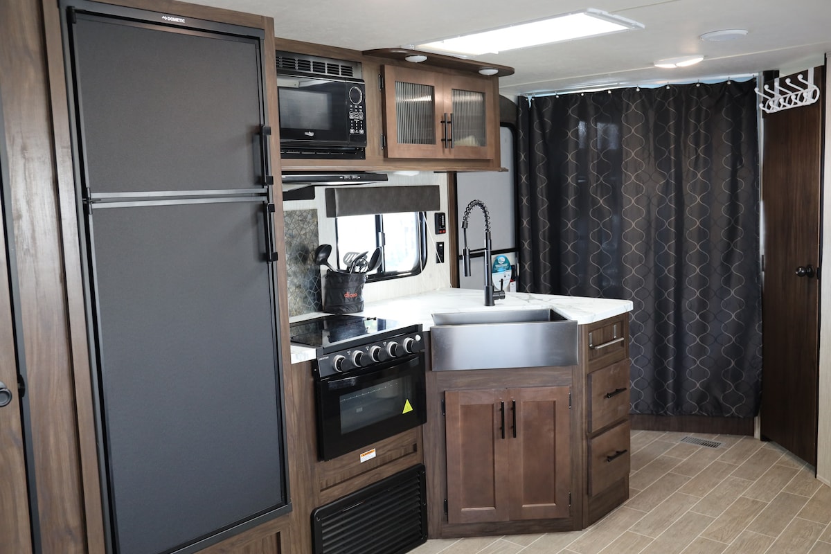 Camper living with Hot Tub and beach access